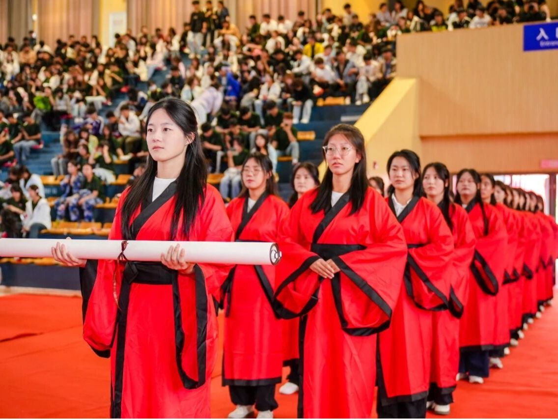 bat365在线中国官网登录入口2025年开学典礼隆重举行，千余名新生开启逐梦新征程