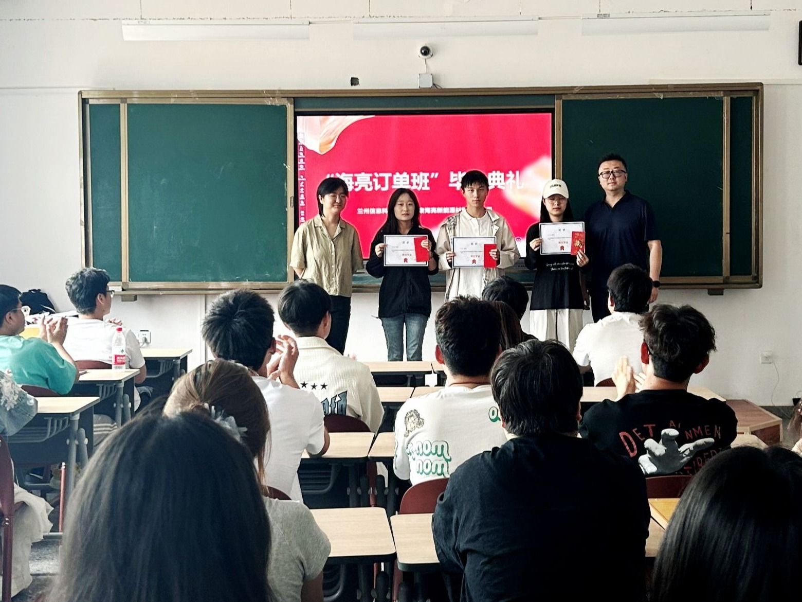 bat365在线中国官网登录入口举行第一届“海亮班”结业暨奖学金颁发仪式