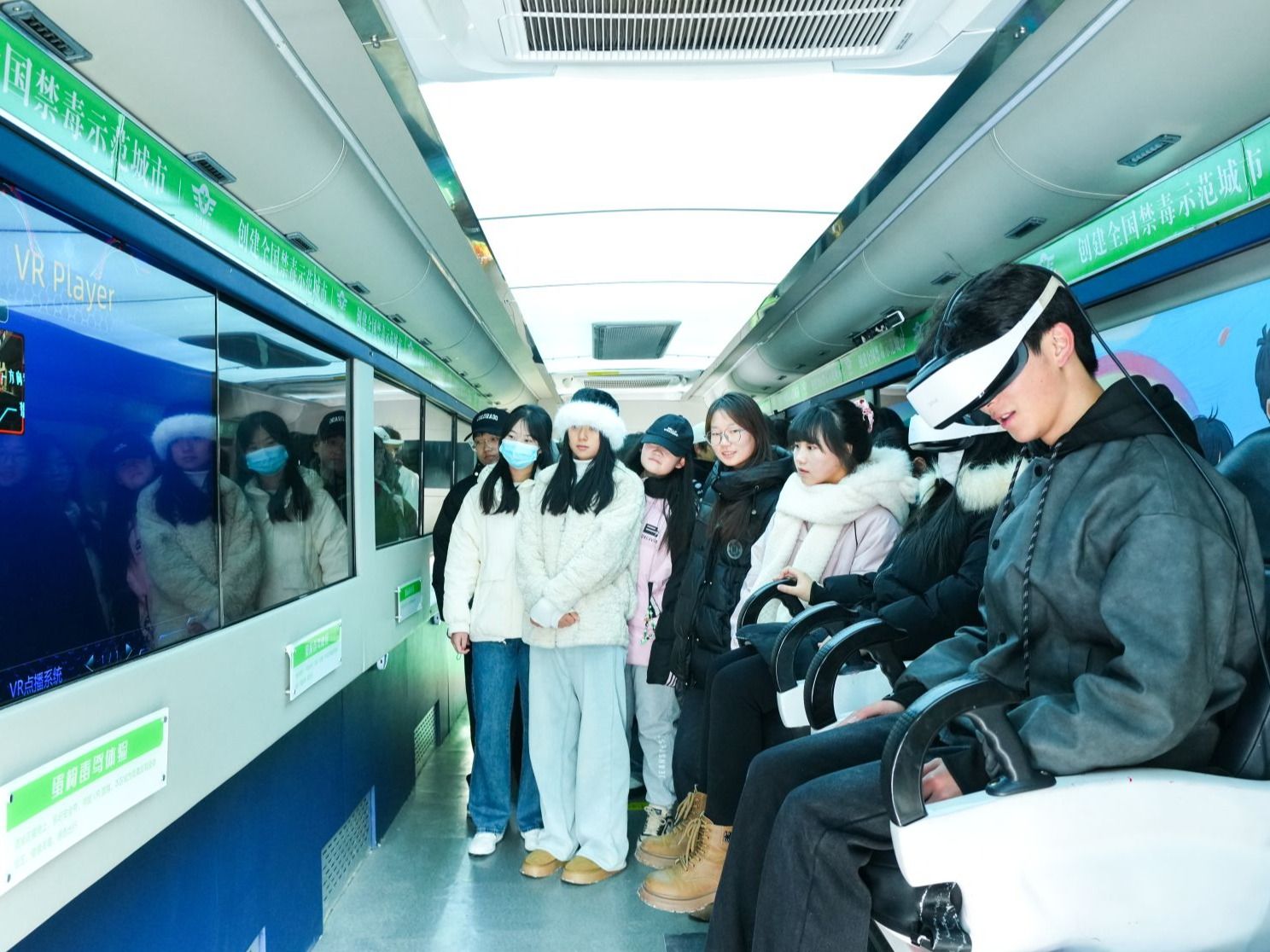 bat365在线中国官网登录入口：禁毒宣传车进校园，筑牢青春防毒墙