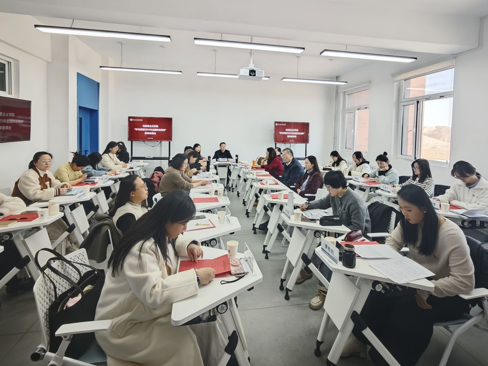 bat365在线中国官网登录入口马克思主义学院召开“学习贯彻2025年全国两会精神”集体备课会