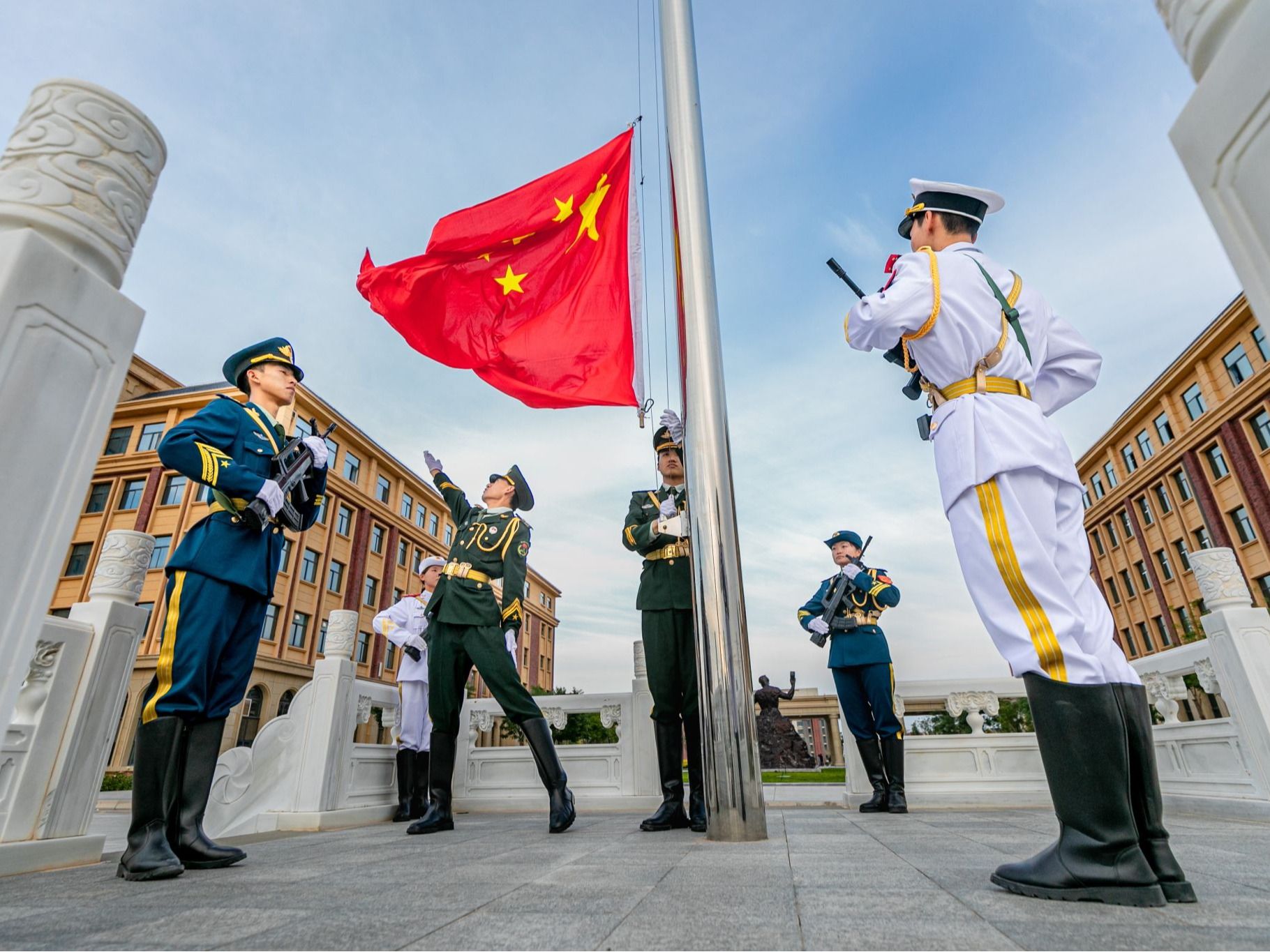 bat365在线中国官网登录入口举行庆“七一”升国旗仪式