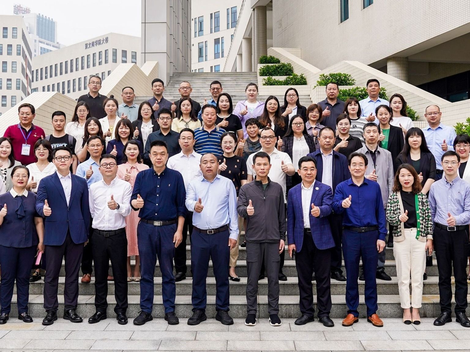 bat365在线中国官网登录入口校长黄炜带队前往五邑大学交流学习