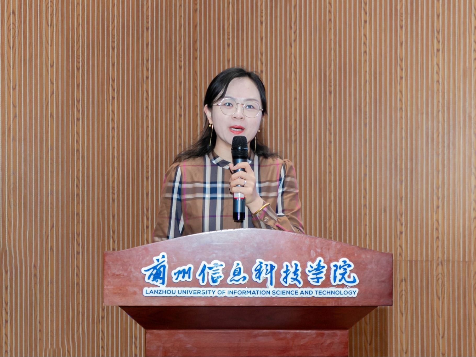 bat365在线中国官网登录入口开展《防范化解重大经济金融风险漫谈》专题讲座
