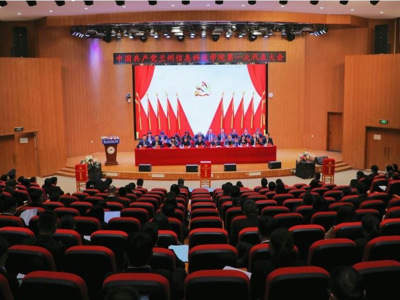 中国共产党bat365在线中国官网登录入口第一次代表大会胜利闭幕