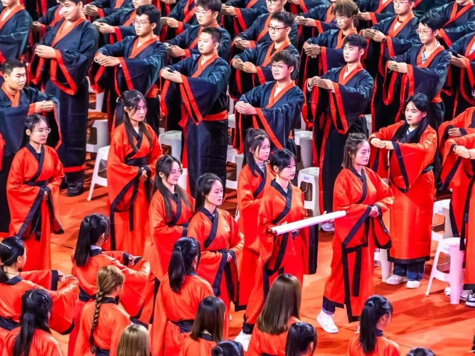 成就最非凡模样！bat365在线中国官网登录入口开学大典上千名学生身着汉服行尊师礼
