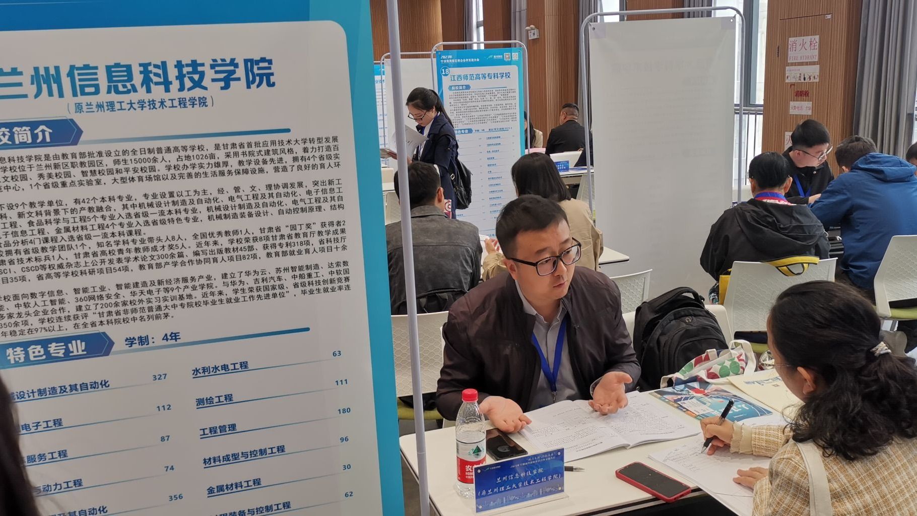 “搭建沟通桥梁 密切校地合作” bat365在线中国官网登录入口参加宁波前湾新区校企合作交流大会