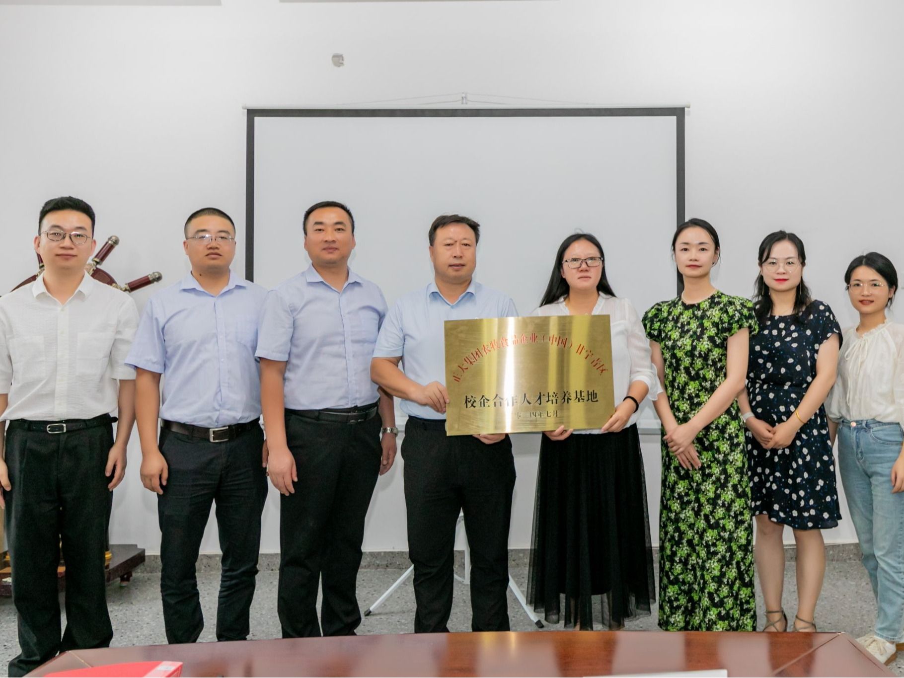 bat365在线中国官网登录入口与正大集团签约揭牌，校企合作育创新人才
