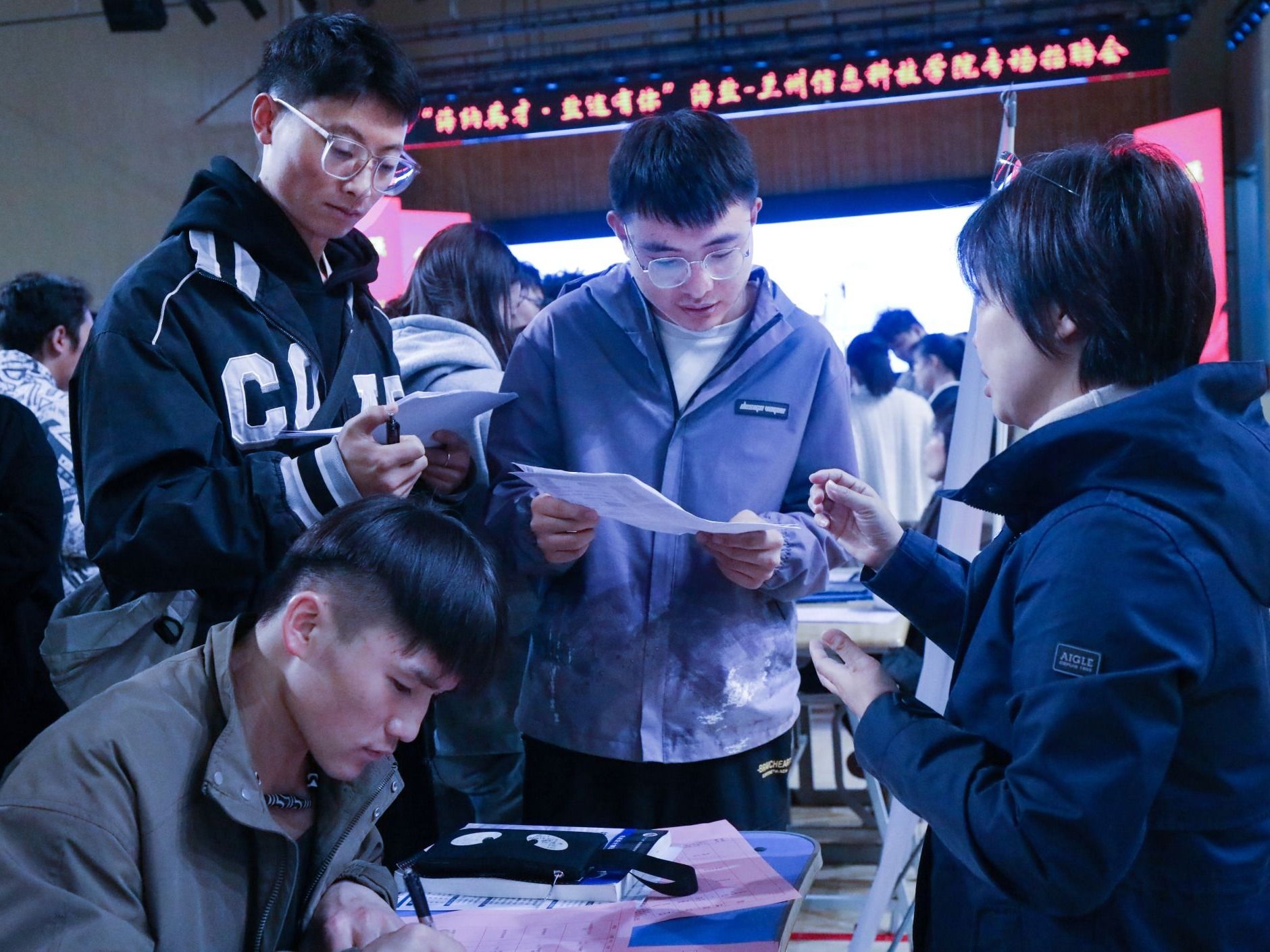 bat365在线中国官网登录入口举办“海纳英才·盐途有你”浙江海盐引才专场招聘会