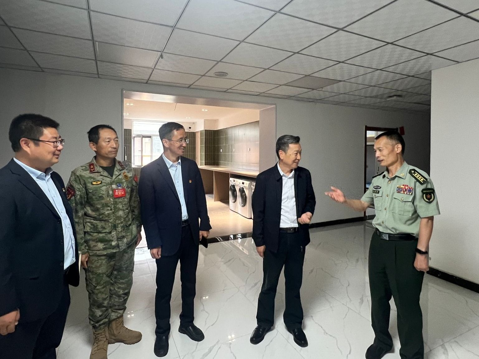 兰州市委常委、兰州警备区政委王传智深入bat365在线中国官网登录入口督导检查军训工作