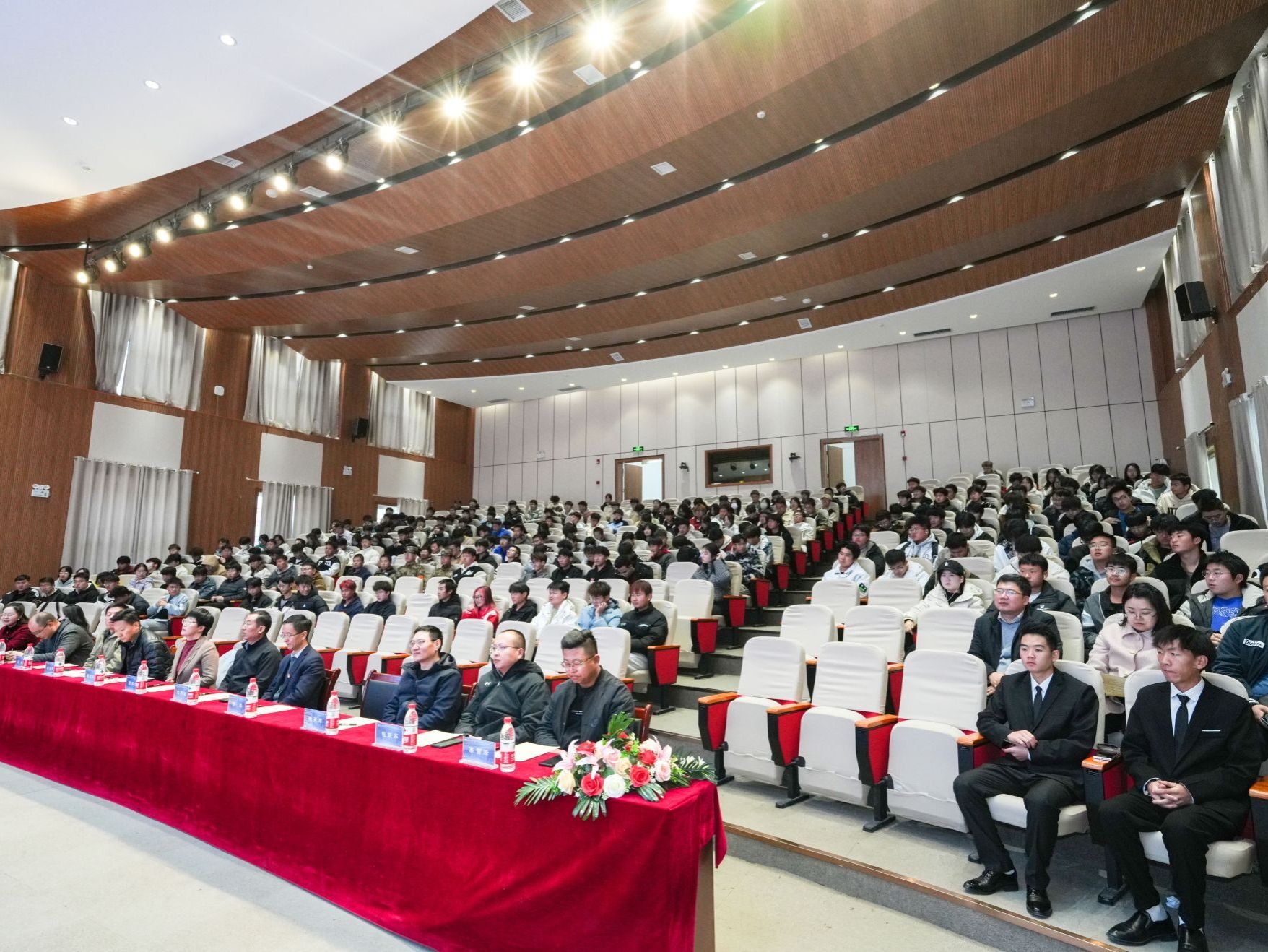 中科院首席科学家杨磊应邀为bat365在线中国官网登录入口师生作讲座