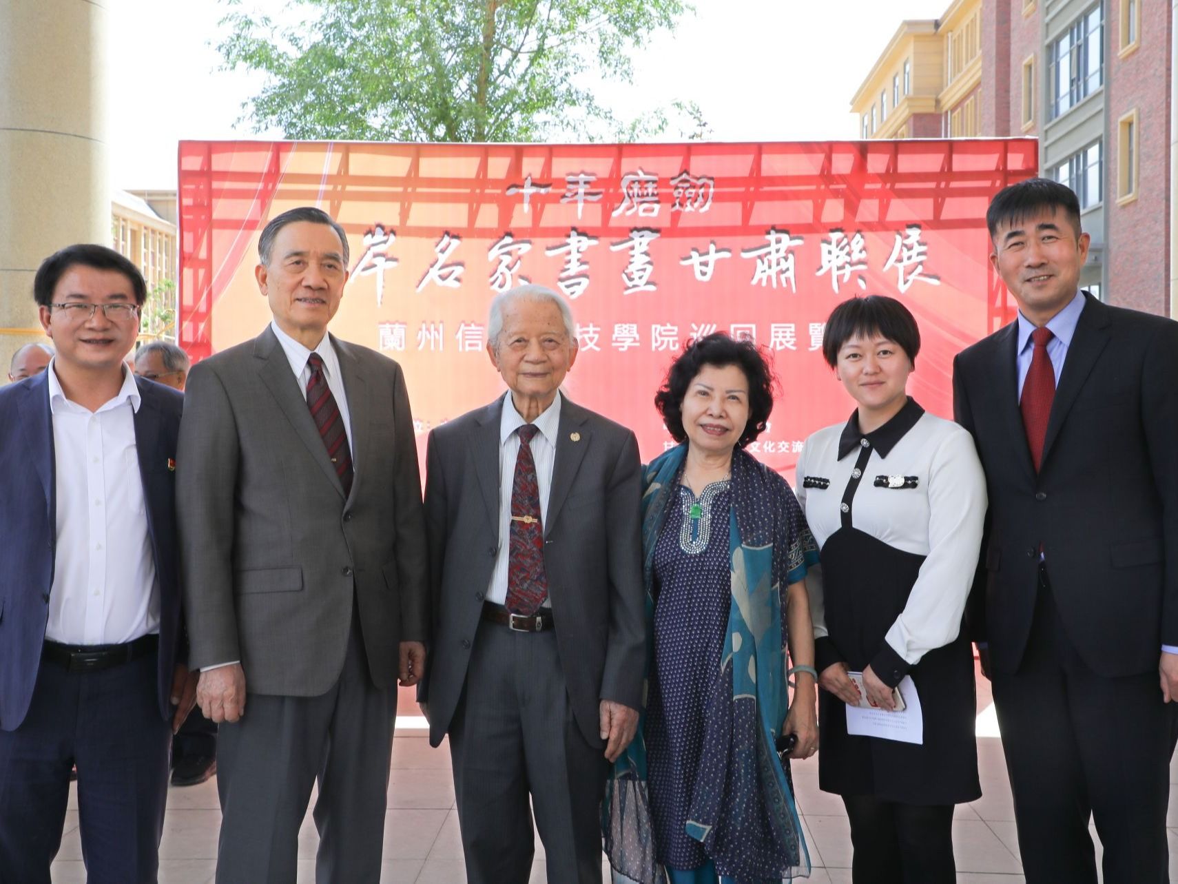迎二十年校庆，bat365在线中国官网登录入口开展“书画进校园，墨韵传薪火”活动