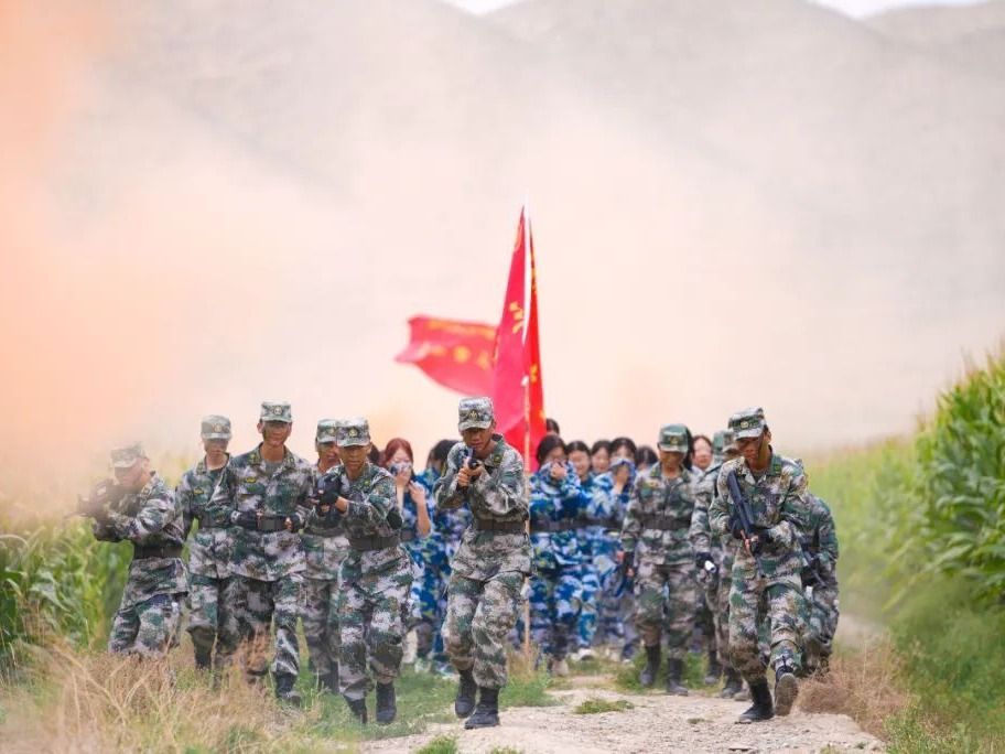 bat365在线中国官网登录入口： 6000多名学生行军拉练用脚步丈量青春征程