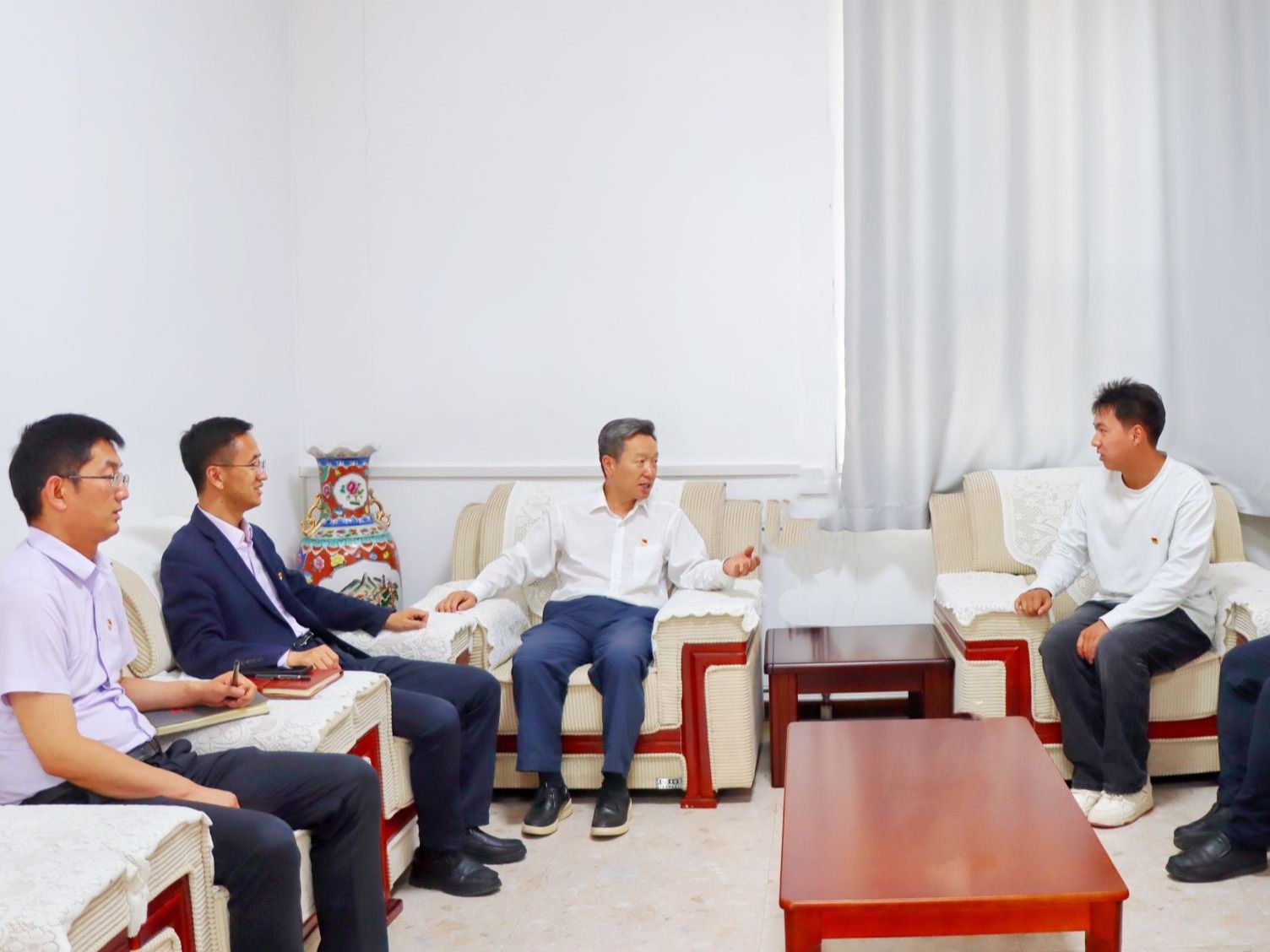 bat365在线中国官网登录入口党委书记与省人大代表学生深入交谈，共话育人与履职