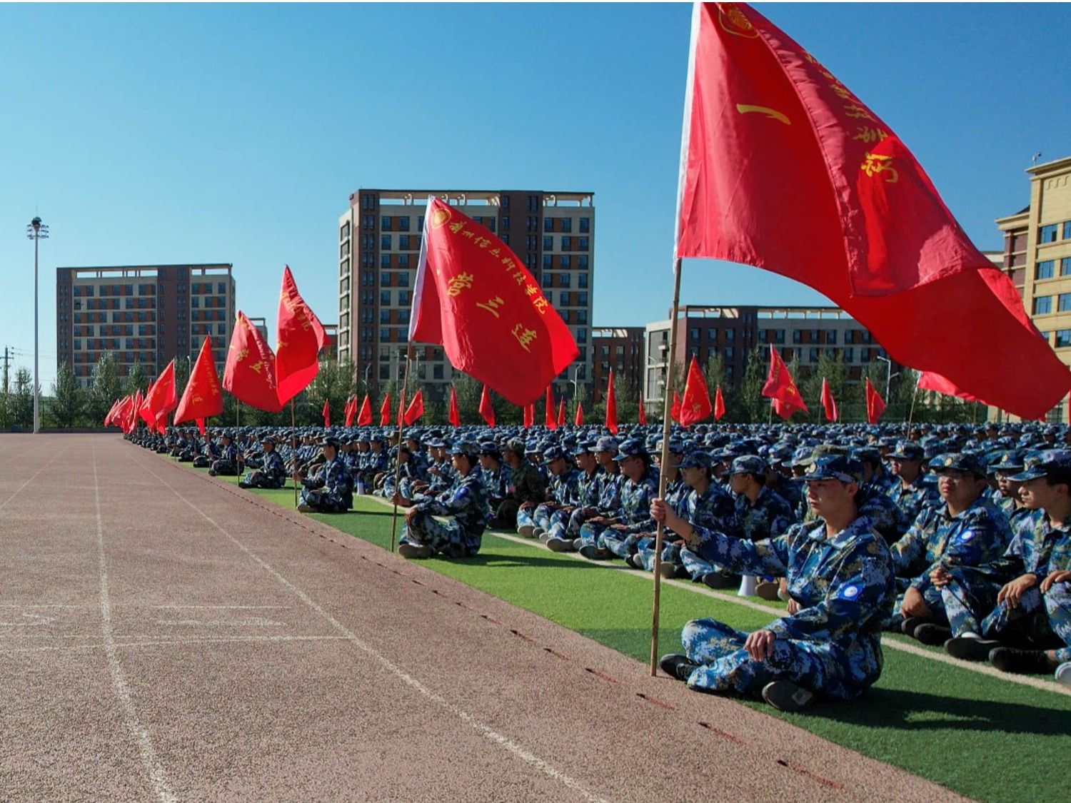 践行强国志，砥砺正当时  —bat365在线中国官网登录入口举行国防教育专题报告会